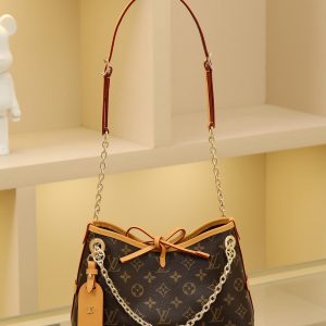 17 x 10 x 26 cm (height x width x length)